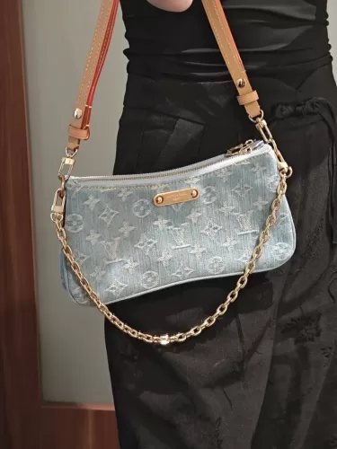 Louis Vuitton ショルダーバッグ Liv Pochette 上品 M83532 Outlet Louis Vuitton M83532 Liv Pochette Sky Blue On Sale